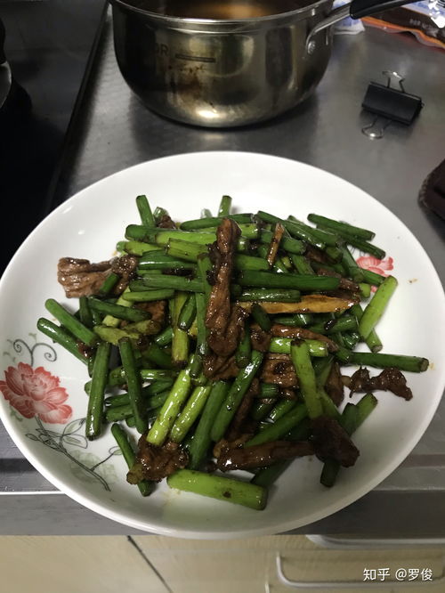 家常風(fēng)味二重奏 紅燒茄子與蒜苔炒肉的完美配搭
